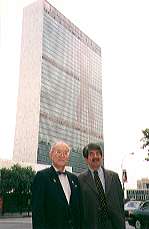 国連本部ビルの“レッドリボン”